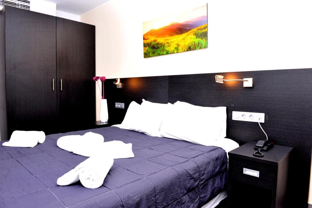 6 Bis Hotel Castelldefels Esterno foto