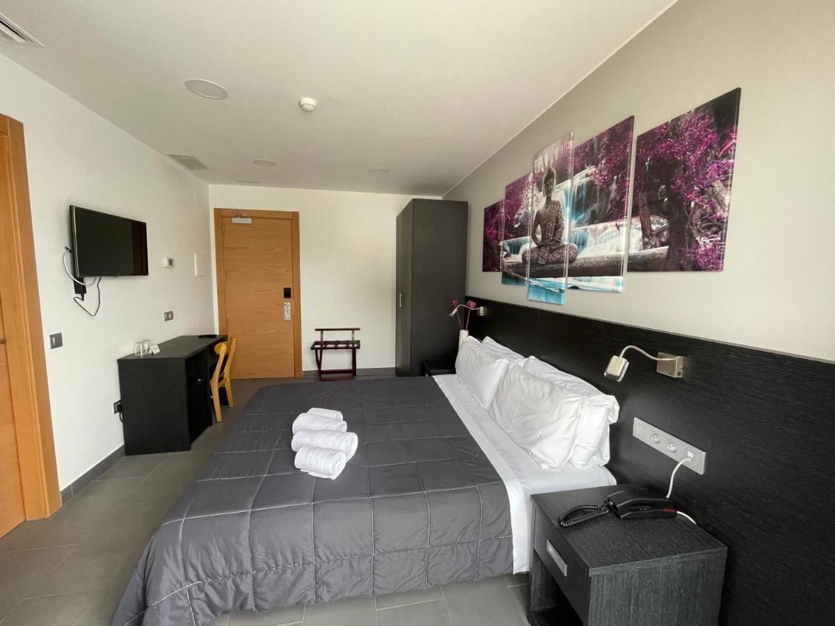 6 Bis Hotel Castelldefels Esterno foto