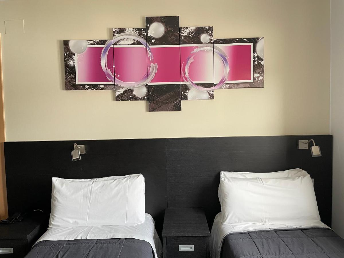 6 Bis Hotel Castelldefels Esterno foto