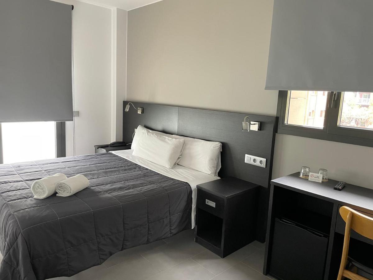 6 Bis Hotel Castelldefels Esterno foto