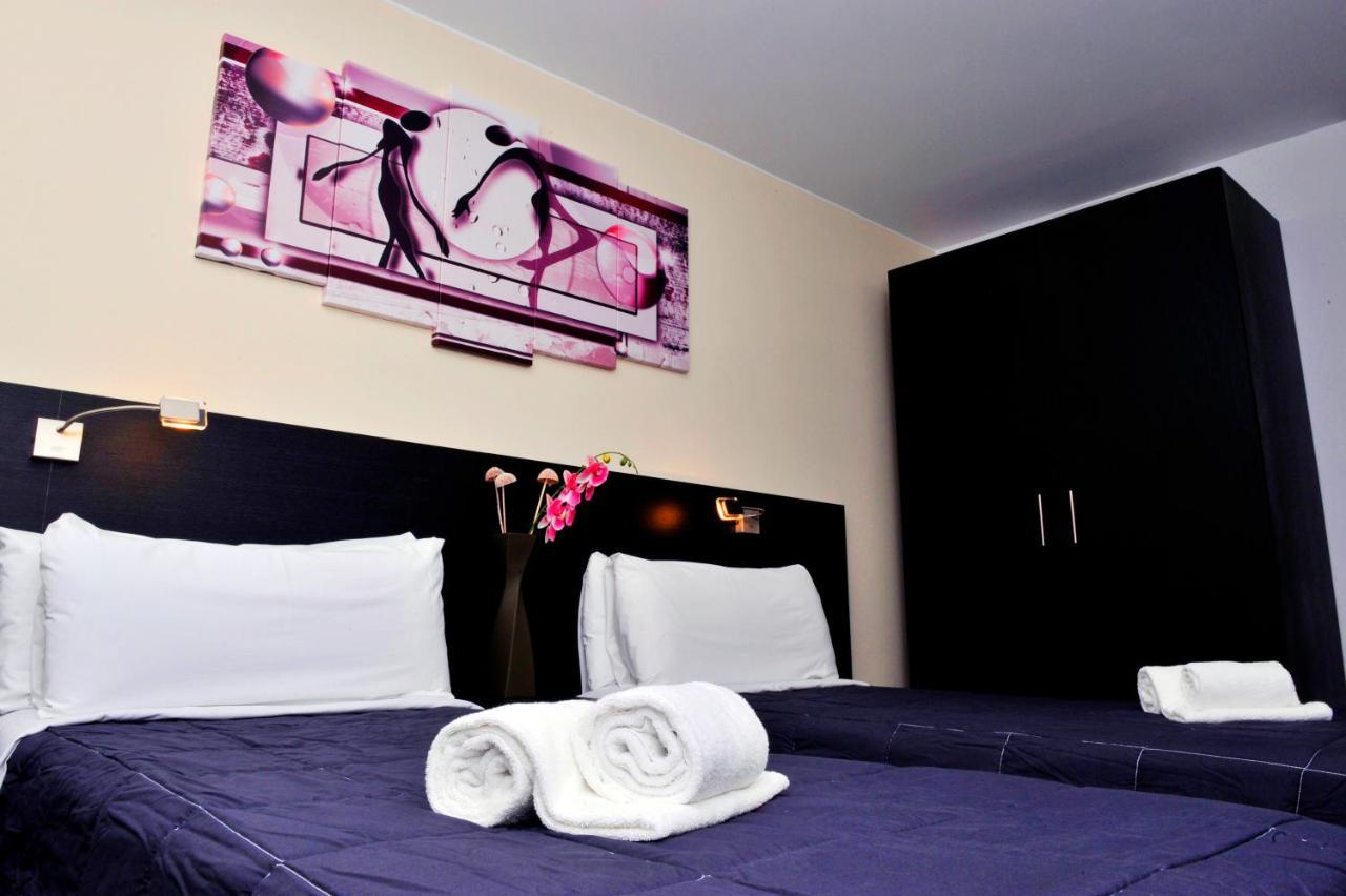 6 Bis Hotel Castelldefels Esterno foto